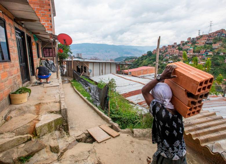 Muchas de las casas de Vallejuelos son recientes, construidas con tablas. No tienen conexión legal a servicios públicos y muchos cocinan con leña. FOTO ESneyder gutiérrez 