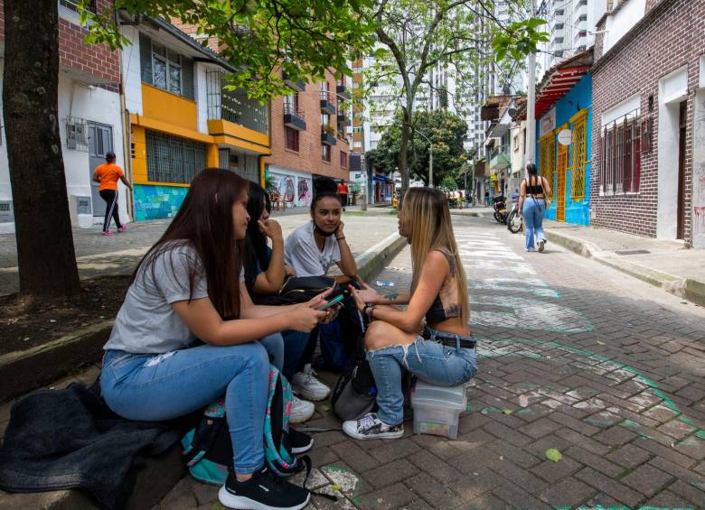 Los estudiantes de Bellas Artes deben sentarse en el suelo, pues en el lugar no hay ni una sola banca. La cultura, sin embargo, ha mejorado el sector. FOTOS edwin bustamante 