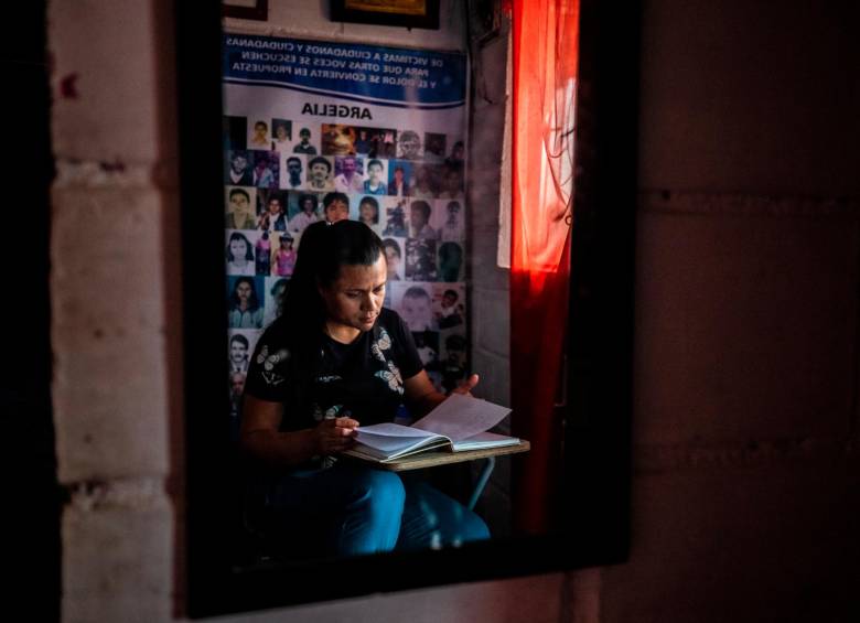 Sorany custodia el cuaderno de la verdad. De forma voluntaria lleva más de una década acompañando a las madres y familias víctimas del conflicto. FOTO CAMILO SUÁREZ