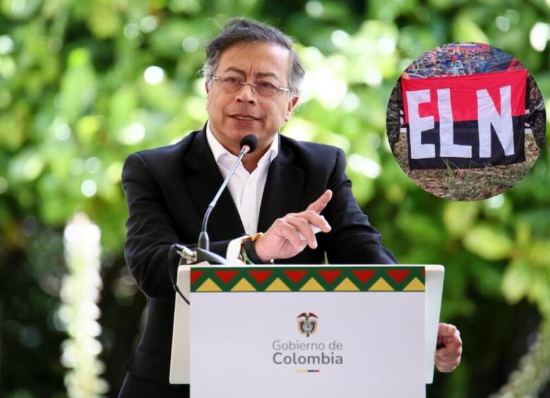 El presidente de Colombia, Gustavo Petro; y una bandera del ELN. FOTOS: COLPRENSA