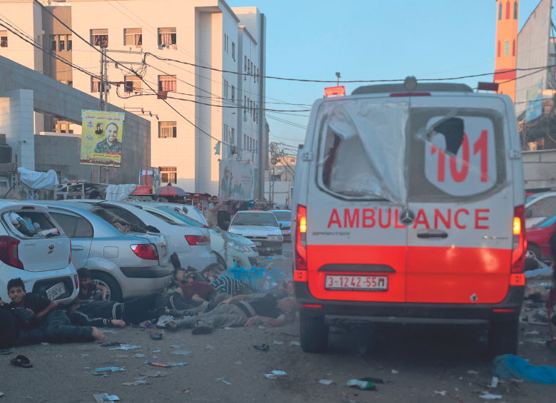 El Ministerio de Salud de Gaza, controlado por Hamás, acusó a Israel de ser el responsable de un ataque que impactó una ambulancia en las afueras del mayor hospital de la Franja y dejó 15 personas muertas.