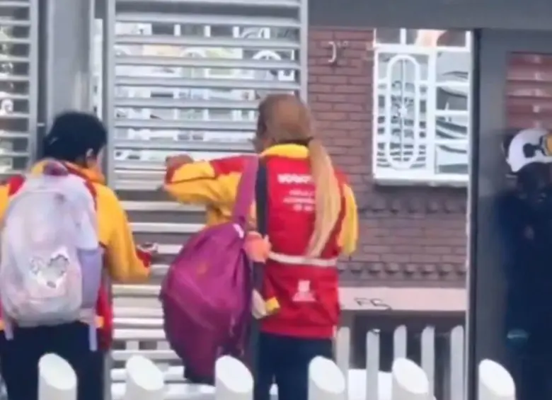 Las mujeres fueron grabadas mientras ingresaban al sistema de transporte evadiendo el pasaje. Foto: Captura video redes sociales