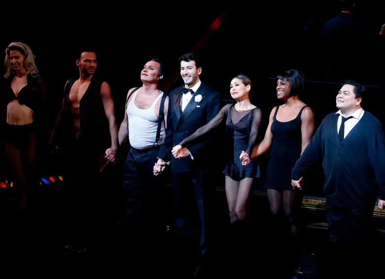 Sebastián Yatra, al centro de smoking, con el elenco de Chicago que cada noche se presenta en Broadway. FOTO Getty