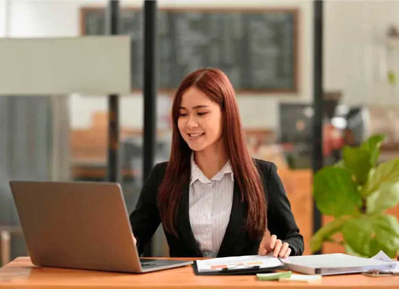 Crystal ofrece a jóvenes la oportunidad de estudiar y trabajar al mismo tiempo en áreas administrativas. FOTO: GETTY
