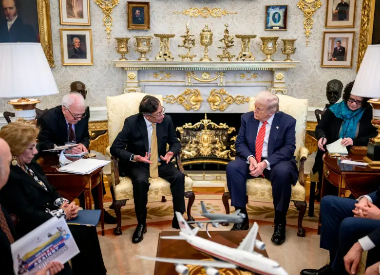 La reunión, que inicialmente se dijo sería solo de media hora, se extendió por más de dos horas en la Oficina Oval. Para establecer comunicación, ambos mandatarios utilizaron traductores. FOTO: Tomada de X @WhiteHouse