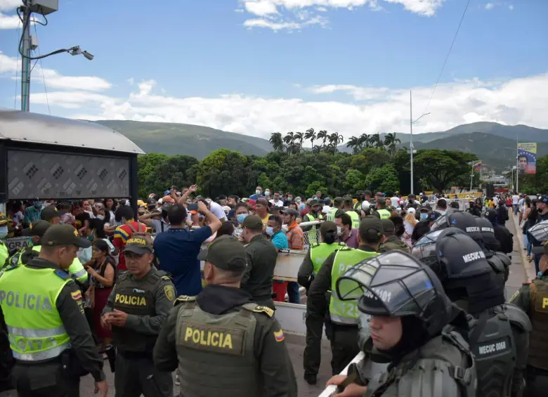 Ante el cierre del tráfico aéreo, la frontera colombo-venezolana podría experimentar un alto flujo migratorio con todos los problemas de seguridad de ello se derivarían. FOTO: COLPRENSA