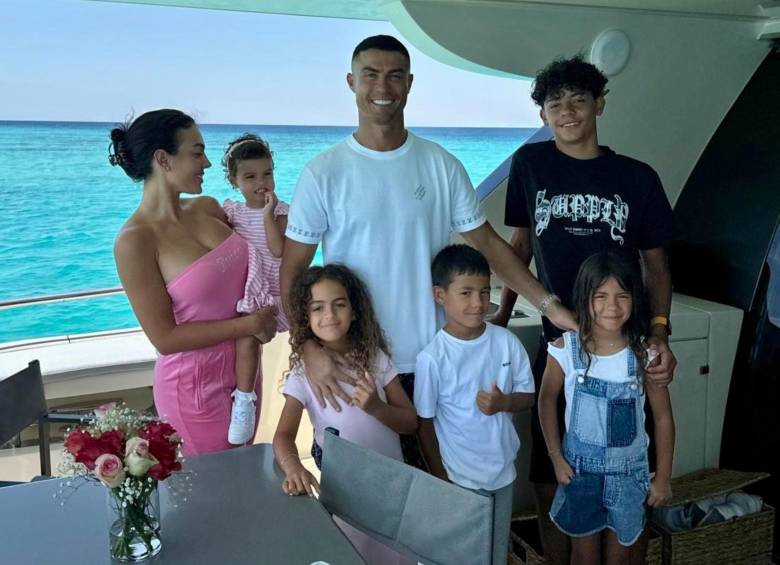 Cristiano Ronaldo de vacaciones con su familia. Georgina Rodríguez y sus cinco hijos. CUENTA DE X @Cristiano