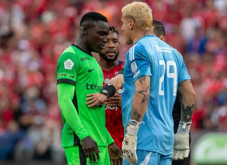 El arquero del Medellín, Washington Aguerre, tuvo un cara a cara con Kevin Viveros, delantero de Atlético Nacional en el reciente clásico paisa. FOTO: JUAN ANTONIO SÁNCHEZ 
