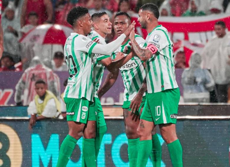 Cardona y sus compañeros tras el empate 3-3 ante el DIM. FOTO: Redes sociales Atlético Nacional