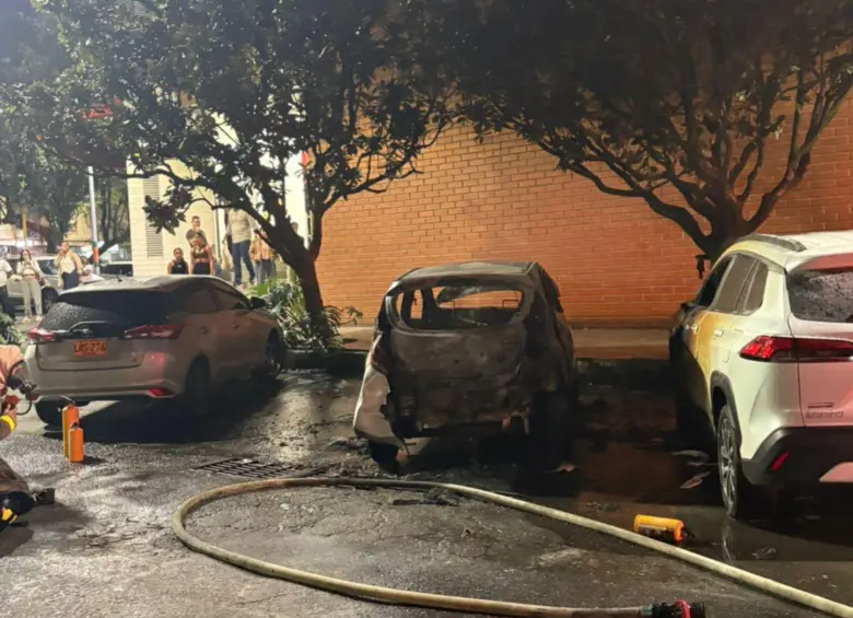 Así quedaron los dos autos incinerados. Foto: Suministrada a EL COLOMBIANO por parte de Bomberos Envigado