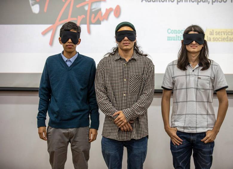 Los estudiantes Jaime Andrés Álvarez, Raúl Fernando Pérez y Sergio Andrés Sánchez pusieron a prueba su memoria para rendir homenaje al poeta nariñense Aurelio Arturo. Foto: Carlos Velázquez. 
