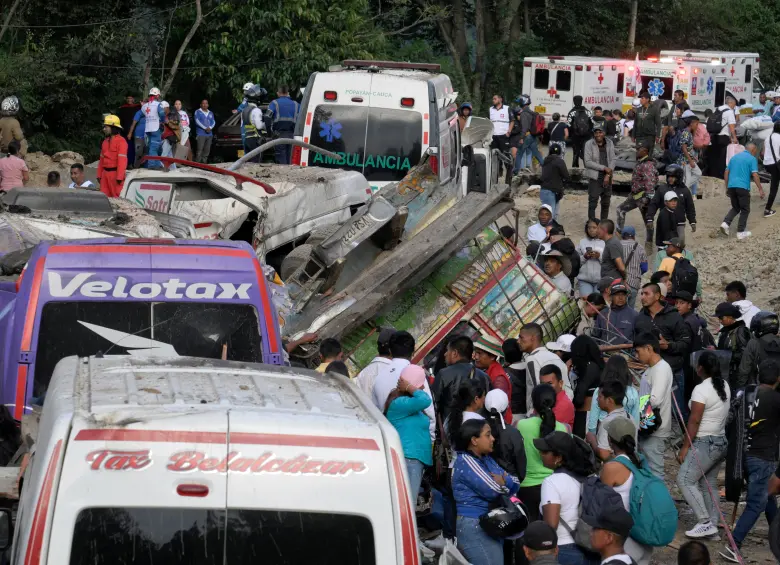 La cifra de muertos por el atentado con una bomba en la vía Panamericana llegó a 21, según las autoridades. Todas las víctimas eran civiles que se transportaban en vehículos de servicio público y particulares. FOTO AFP