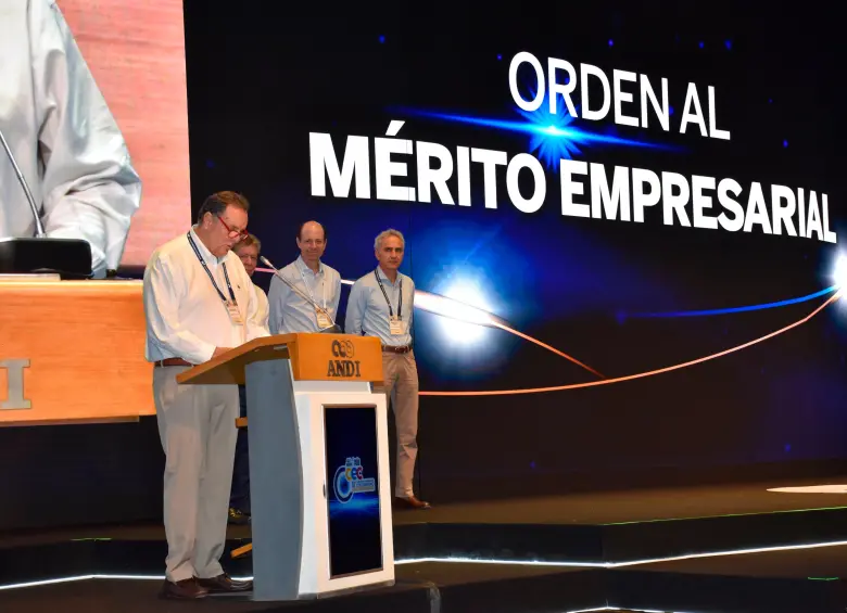 Jorge Mario Velásquez, presidente de Grupo Argos, fue condecorado por la Andi. FOTO tomada de X