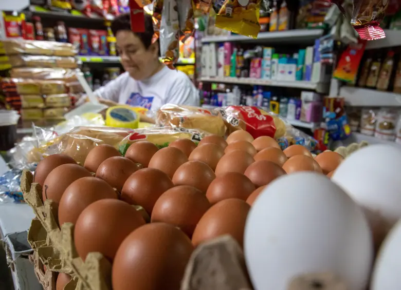 Según la Federación Nacional de Avicultores de Colombia, Fenavi, el huevo es uno de los alimentos preferidos de los colombianos, pues el consumo per cápita en el país alcanzó las 365 unidades al año en 2025, el equivalente a un huevo por cada día, uno de los tres consumos más altos del mundo. Foto EL COLOMBIANO. 