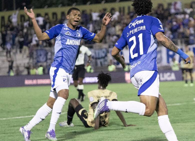 Jugadores de Millonarios en medio de la celebración de un gol. FOTO: Redes sociales @MillosFCoficial