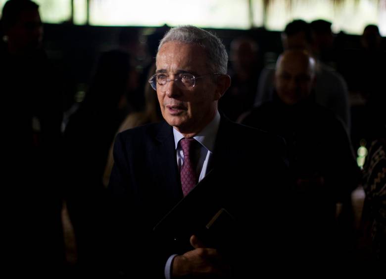 Una jueza determinó mantener abierto el expediente contra Álvaro Uribe Vélez por la presunta manipulación de testigos, dejando una ventana abierta a que este vaya a juicio. FOTO El colombiano