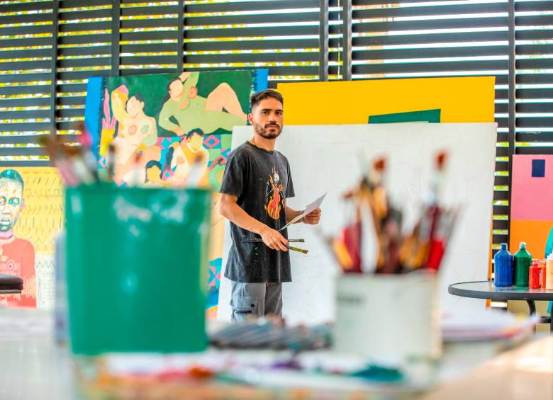 En una parte de su casa, Sergio tiene adecuado el taller donde crea sus obras. FOTO Camilo Suárez 
