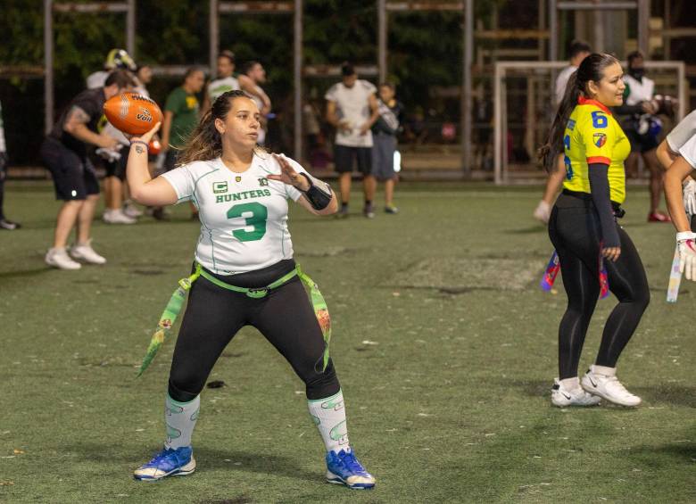 Sara Escobar Martínez juega en la posición de mariscal de campo. Es la encargada de pasar el balón a su compañera mejor ubicada para correr. FOTO Edwin Bustamante.