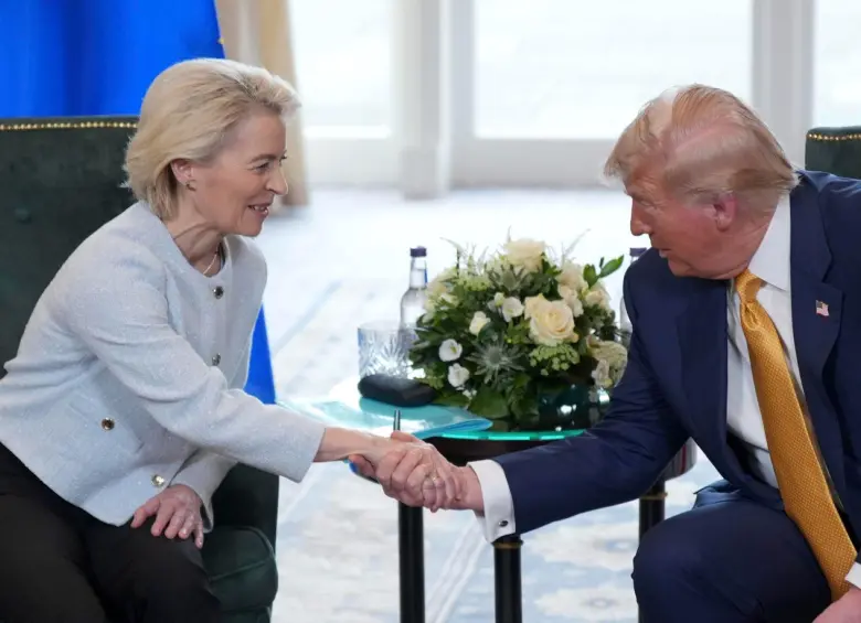 Ursula von der Leyen y Donald Trump se reunieron en Escocia y lograron un acuerdo comercial que empezaría a aplicarse a partir de agosto. Foto: Getty