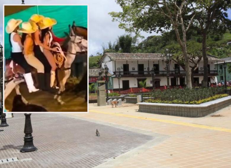 Aelante, las cuatro mujeres sobre una mula. Atrás, Parque principal de San Roque, donde ocurrieron los hechos. Foto: Fundación Julio C. Hernández e imagen tomada de redes de la Alcaldía de San Roque.
