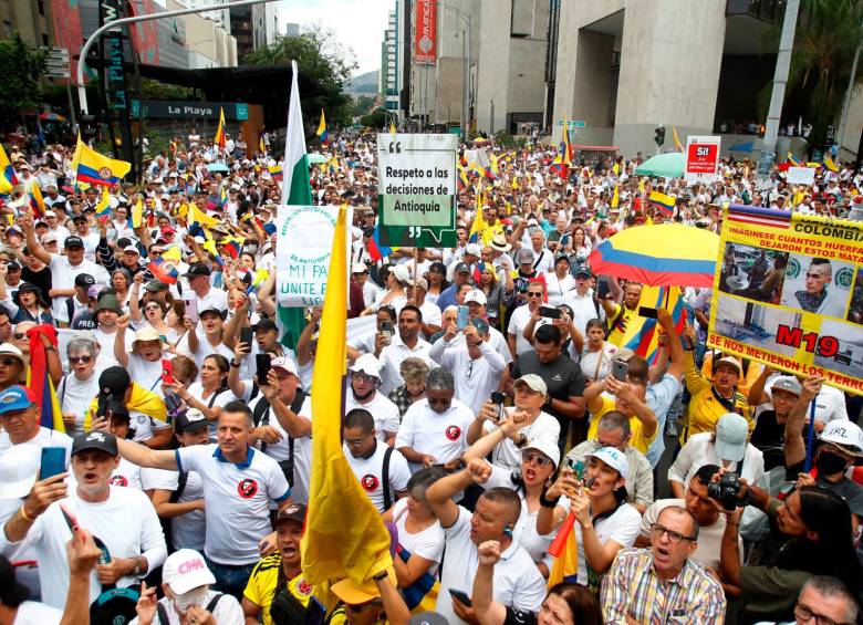 ¿La Oposición Ganó El Pulso? Marchas Contra Petro Casi Duplicaron ...