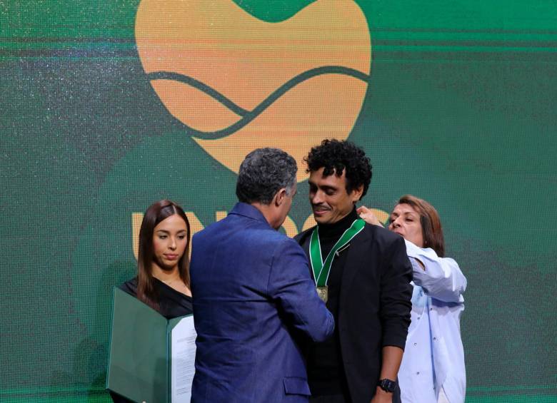 El momento en el que Juancho Valencia recibe la condecoración. FOTO Cortesía Gobernación de Antioquia.