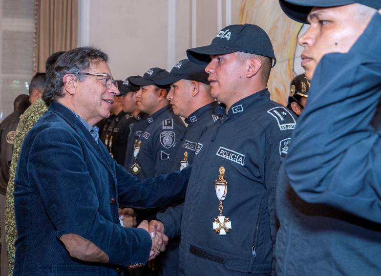 Los 28 policías y el militar fueron condecorados por Petro al inicio del Consejo de Ministros. FOTO: Presidencia