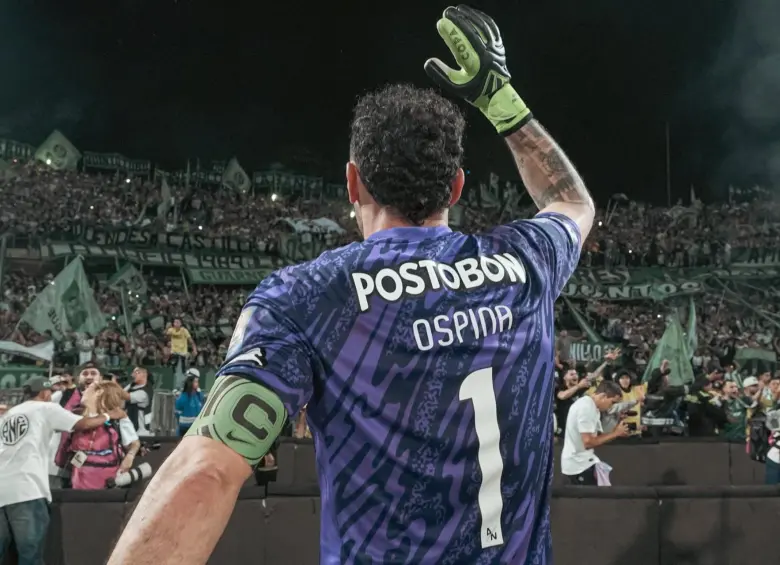 David Ospina celebrando la victoria de la copa frente a los hinchas de Atlético Nacional en el Atanasio. FOTO: Tomada de redes sociales @nacionaloficial