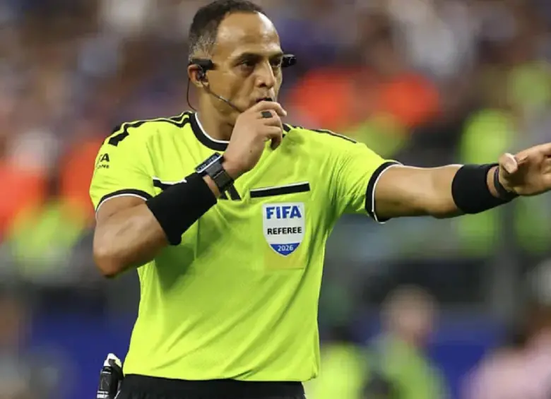 El árbitro estadounidense, Ismail Elfath. FOTO: AFP