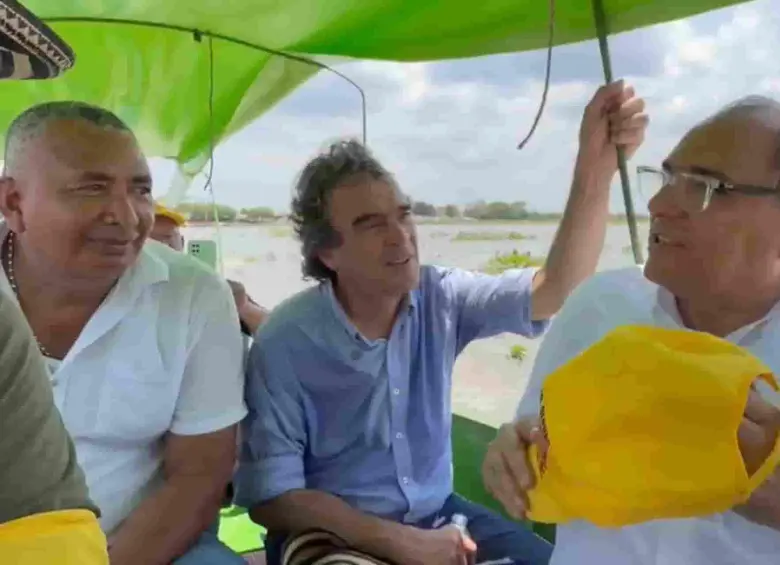 Sergio Fajardo recorriendo el río Magdalena. Foto: Cortesía-Captura de video.