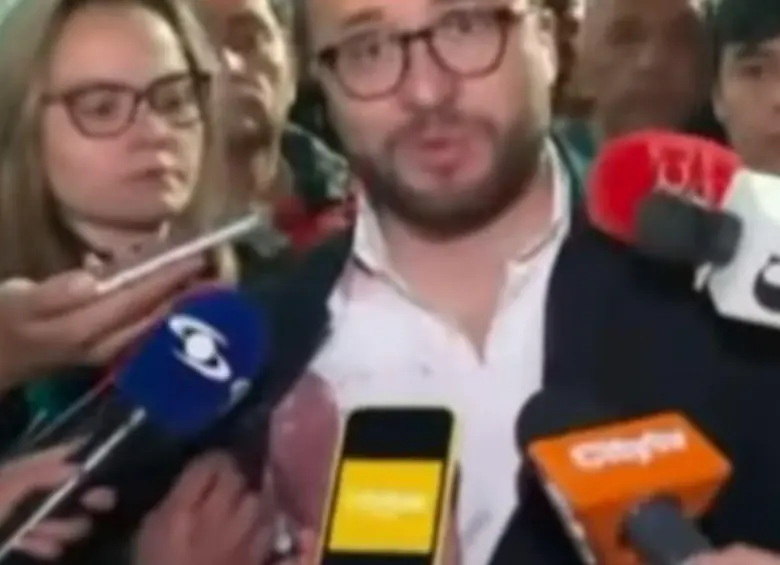 El concejal salió a declarar ante los medios luego de llevar a Miguel Uribe al centro médico. Foto: captura de video