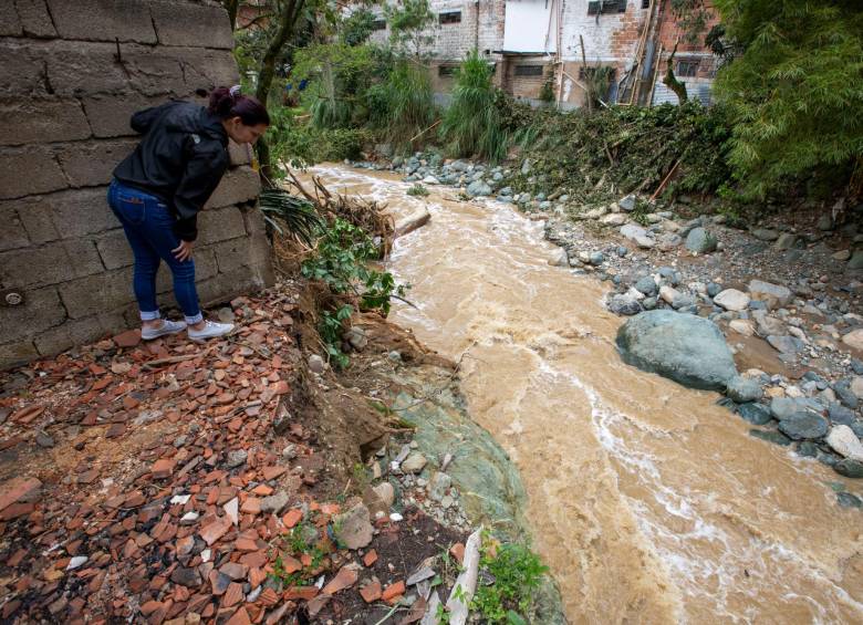 Los habitantes del barrio San Javier en Itagüí están preocupados debido a las grandes crecientes de la quebrada Doña María Foto: Edwin Bustamante
