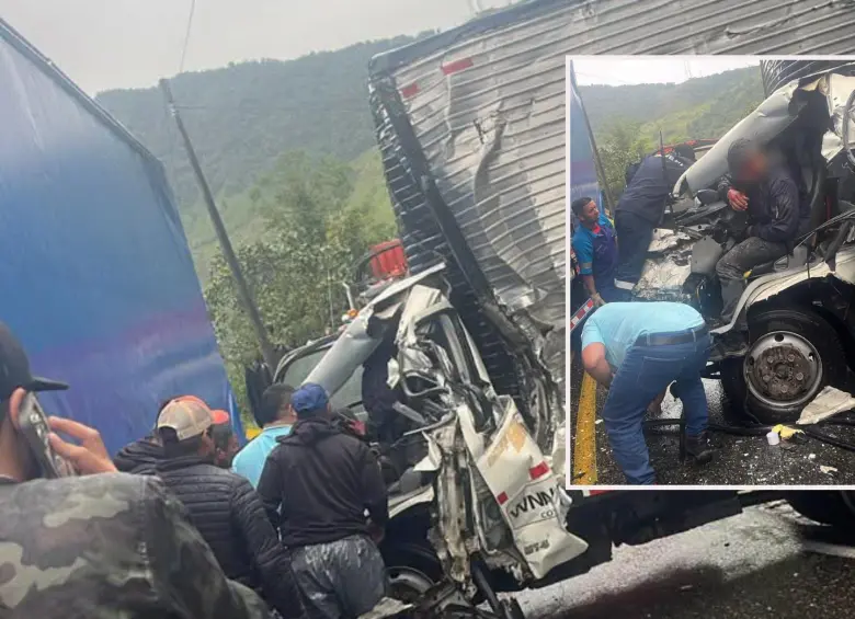 Adelante, el conductor del camión, atrapado. Atrás, como quedaron los vehículos tras el choque. FOTO: imagen tomada de redes