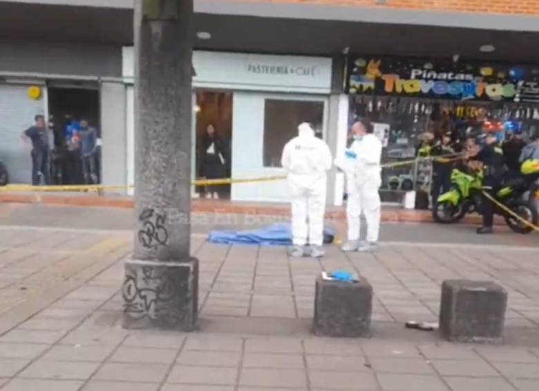 Tras propinarle los impactos de bala, los atacantes emprendieron la huida en la motocicleta por las vías principales del sector. FOTO: Captura de video de redes sociales @PasaenBogota