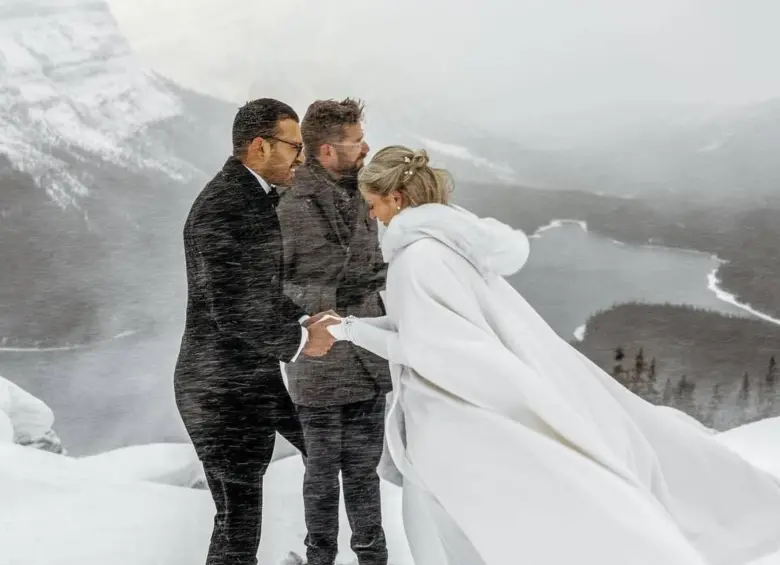 Melissa y Devon en la cima del Peyto Lake Viewpoint, ubicado en el Parque Nacional Banff, en Alberta, Canadá. FOTO: Tomada de redes sociales @bdfk_photography