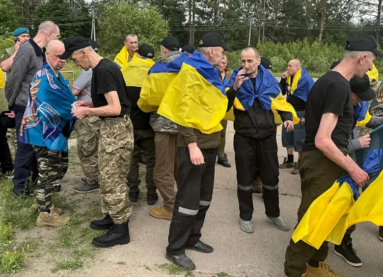 Algunos de los soldados ucranianos repatriados vivos tras estar presos en Rusia por la guerra. FOTO: AFP