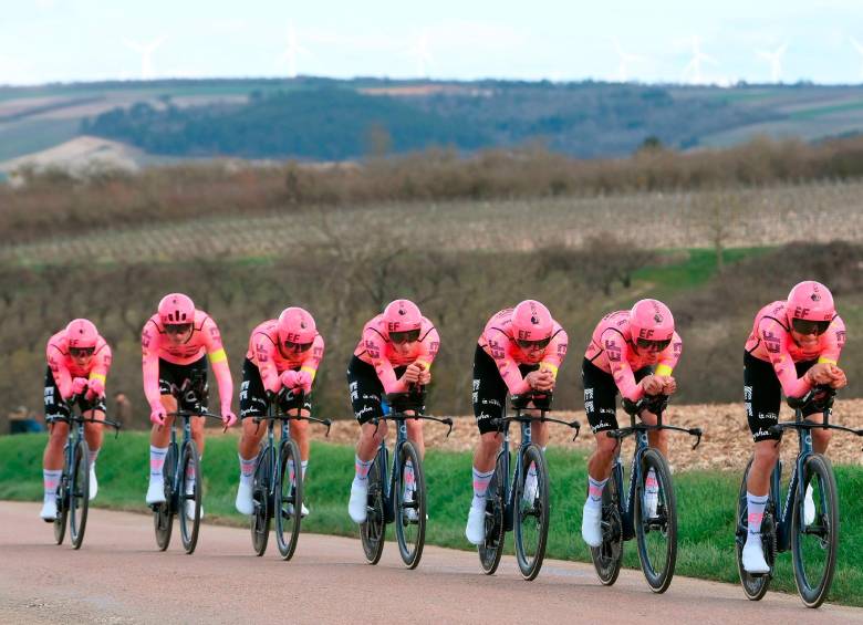 Rigo, segundo en la imagen, solo cede 23 segundos con el líder de la París-Niza, Brandon McNulty. FOTO GETTY