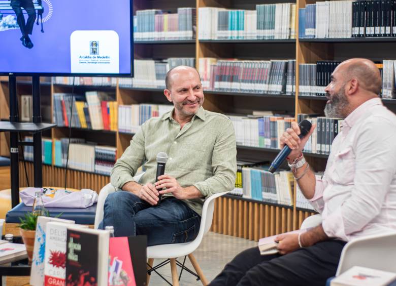 Carlos Granés estuvo en Medellín durante el Hay Festival, aquí en la casa de la cultura San Germán con Óscar Agudelo. 