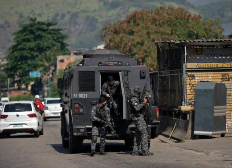 Numerosos vehículos policiales estaban apostados por la mañana en las entradas de Maré, uno de los mayores complejos de favelas de Río. FOTO: AFP