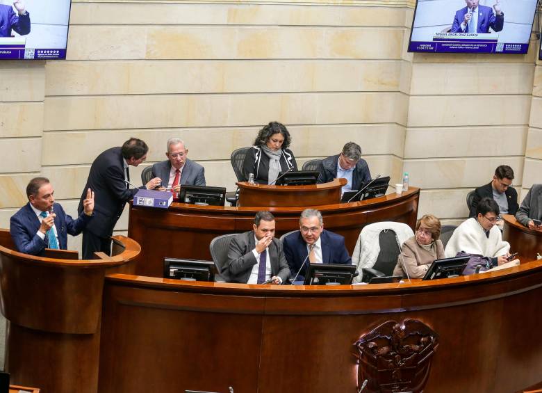 Mientras la plenaria se prepara para debatir la laboral a partir de las 8:30 a.m., un grupo de dirigentes y voceros de partidos pidió al procurador mediar para garantizar la transparencia electoral. FOTO Colprensa/cortesía