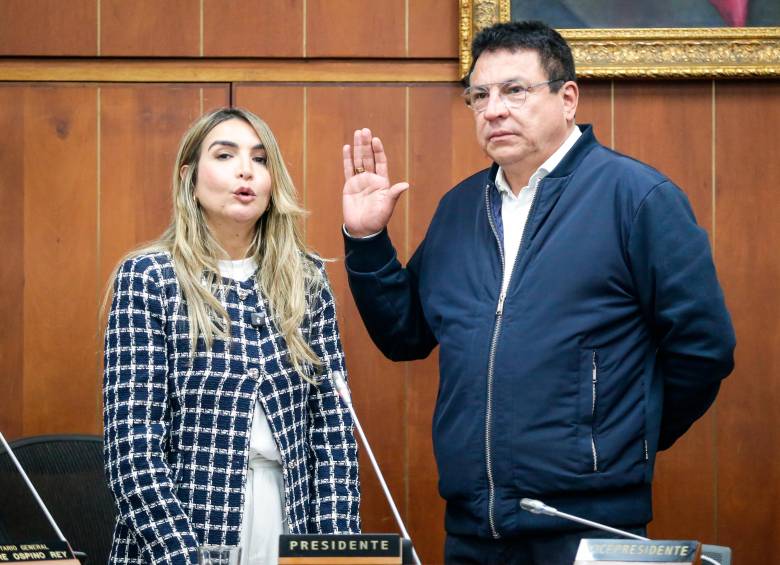 Pinto (derecha) asumió en reemplazo de la saliente presidenta de la Comisión, la senadora conservadora Nadia Blel (izquierda) FOTO: Colprensa