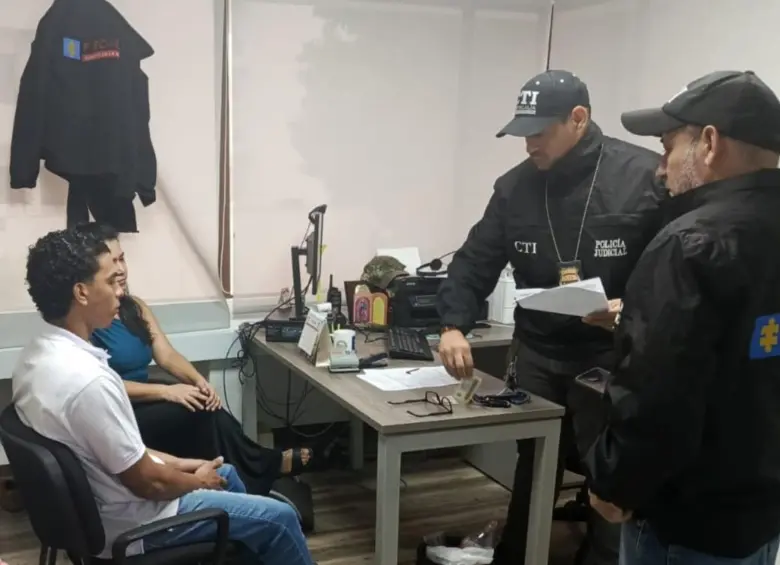 Ricardo González y su abogada, en la entrega voluntaria ante las autoridades competentes. FOTO: Cortesía CTI Fiscalía General de la Nación