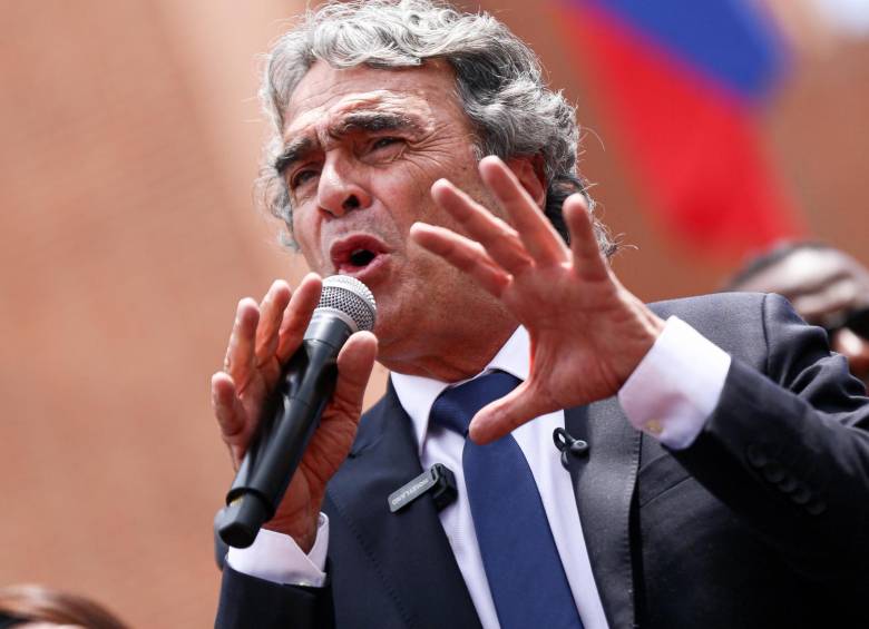 Con un mensaje contundente, aseguró que no se dejará sacar de la contienda y arremetió contra las “jaulas” de los extremos. FOTO: Colprensa