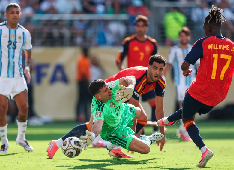 El futbolista español Nico Williams anotó en los primeros minutos del tiempo extra. Sin embargo, el central anuló el gol. Foto: AFP