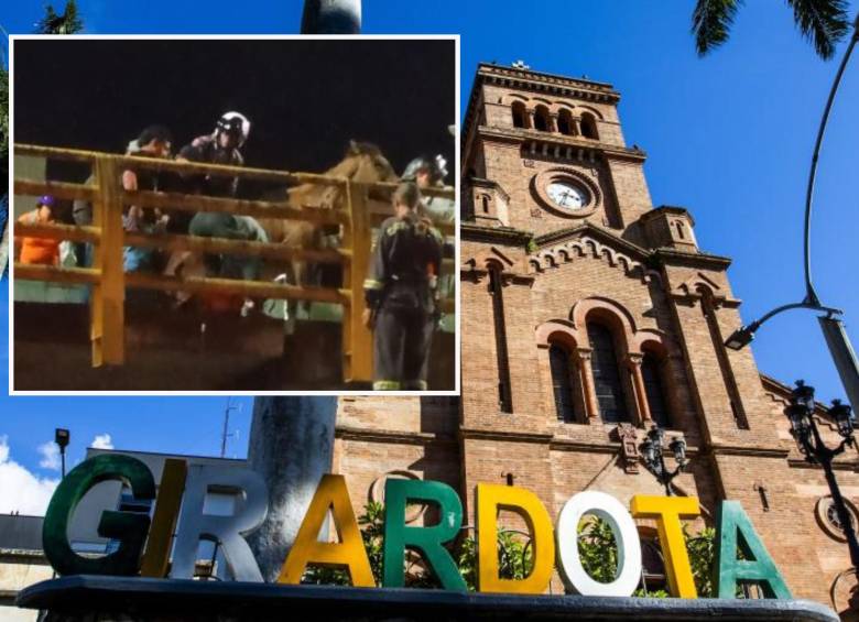 Adelante, momentos del rescate por parte de conductores y vecinos. Atrás, parque de Girardota. Foto: Julio César Herrera Echeverri.