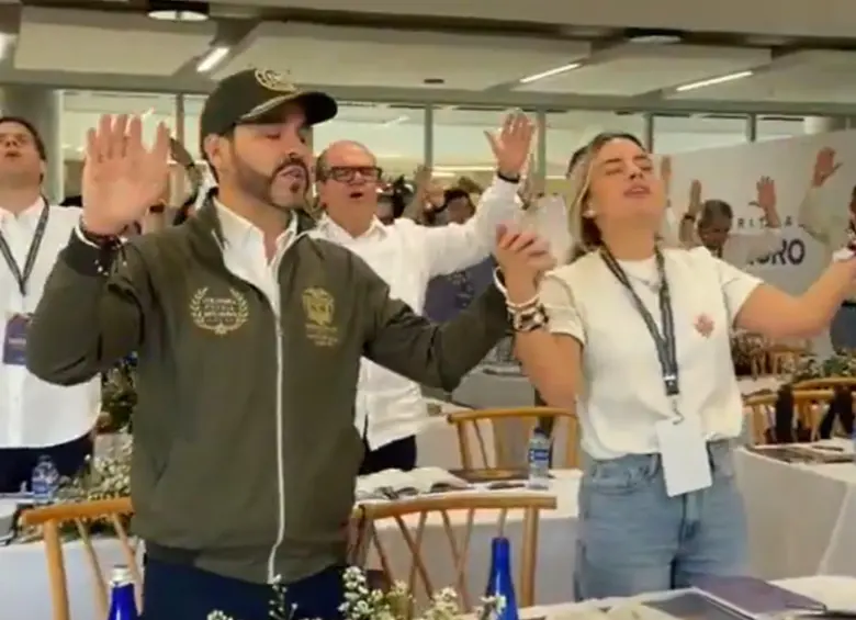 El presidente electo reza junto con la primera dama, Ana Lucía Pineda. Foto: Captura de video