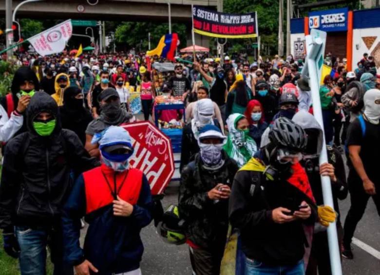 Facciones de la Primera Línea marchando por las calles. FOTO: JULIO CESAR HERRERA