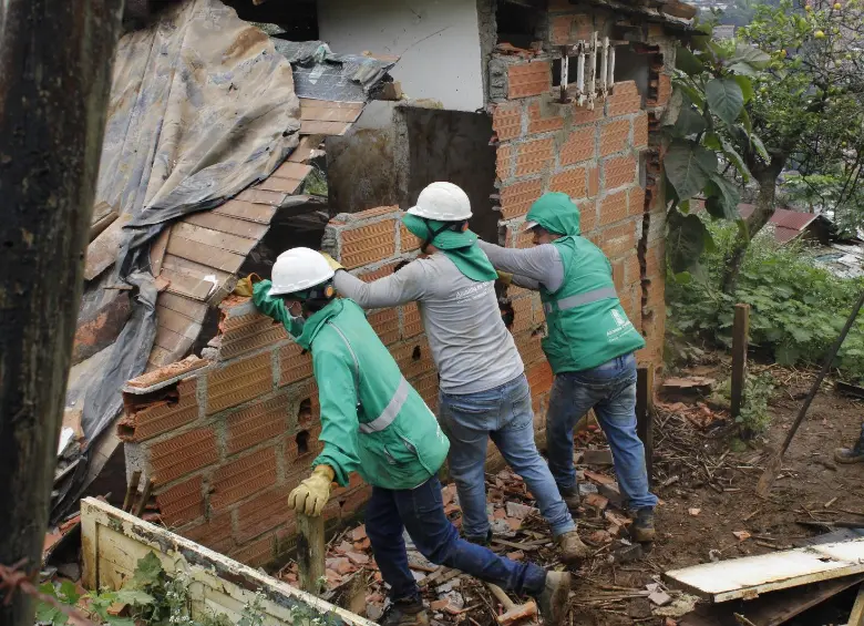 Estas edificaciones estaban hechas con materiales como madera, plástico tipo polisombra, láminas de zinc y cemento. FOTO: ALCALDÍA DE MEDELLÍN