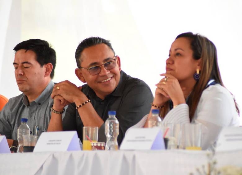 En la imagen la ministra de Salud, Carolina Corcho, y a su lado el representante liberal Germán Rozo, quien habría llevado a la alta funcionaria del Gobierno a la reunión política. FOTO CORTESÍA