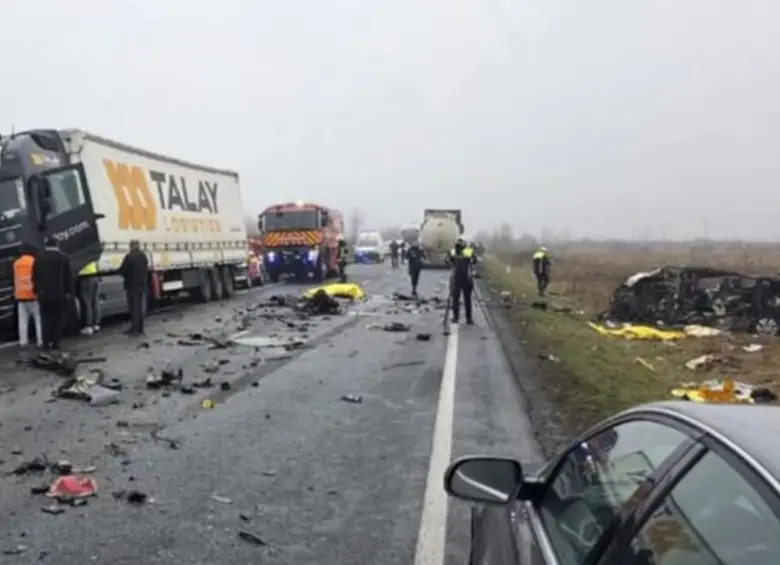 Luego del accidente, las autoridades llegaron hasta el lugar para buscar si había personas sobrevivientes. FOTO: www.paok24.com
